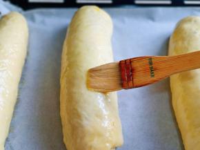 发酵好的大列巴，是原来的2倍大，依次刷上蛋液。(这时将烤箱160度预热)