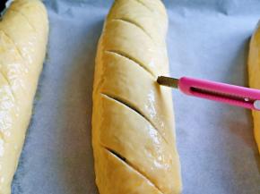 再用锋利的刀割几刀，可以稍微割的深一点。