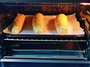 将烤盘入预热好的烤箱中层，上下160度烤40分钟。(我是160度烤了20分钟，加盖了锡纸，165度又烤20分钟)