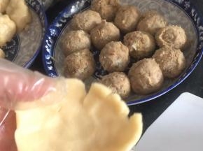 捏成薄饼皮