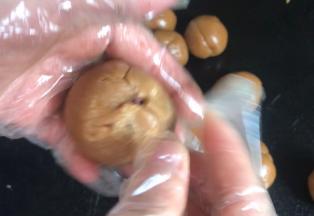 用手虎口处托起饼皮，慢慢向上收口