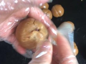 用手虎口处托起饼皮，慢慢向上收口