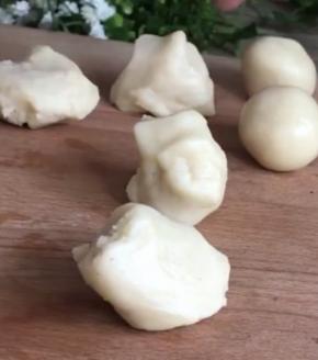 把醒好的面团取出，分成25克一个的小剂子