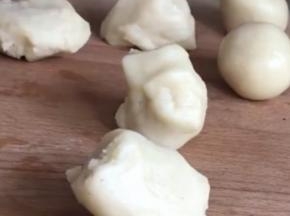 把醒好的面团取出，分成25克一个的小剂子