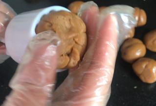 收口朝上放入月饼模具中，轻轻压一下