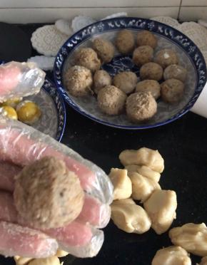 再搓成圆球，光滑状