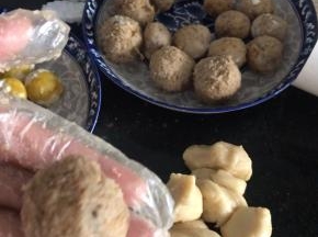 再搓成圆球，光滑状