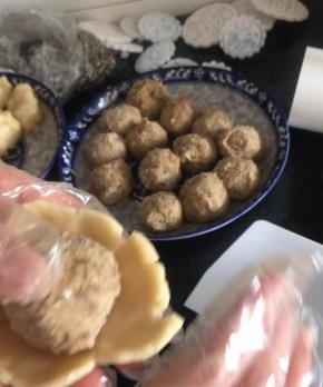 放入莲蓉肉松蛋黄球