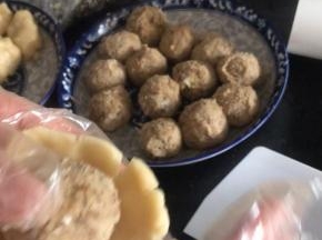 放入莲蓉肉松蛋黄球
