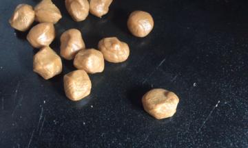 把醒发好的面团取出，分成25克一个的小剂子