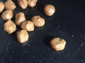把醒发好的面团取出，分成25克一个的小剂子