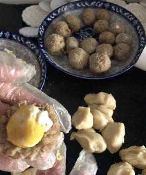 放入蛋黄，包严实