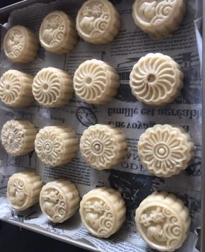 放入铺好油纸的烤盘上，间隔半个月饼的空隙