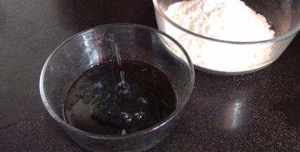 糖浆中加入苋水，充分搅拌均匀