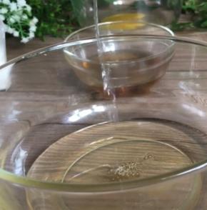 糖浆中加入苋水，充分拌匀至变白色