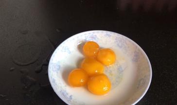 咸蛋黄撒上白酒，放入开水锅中蒸5分钟即可
