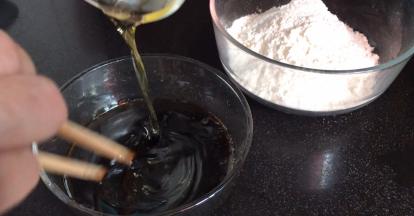 加油花生油，充分拌匀至看不到油珠