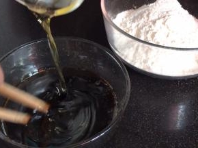 加油花生油，充分拌匀至看不到油珠