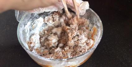 加入面粉拌成絮状，用手翻压成面团