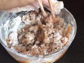 加入面粉拌成絮状，用手翻压成面团