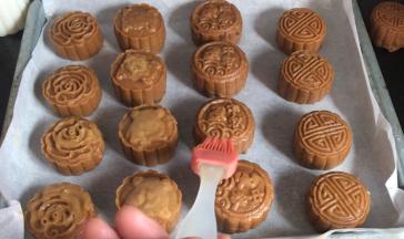 取出刷上薄薄一层蛋黄液，再放回烤箱160度烤20分钟