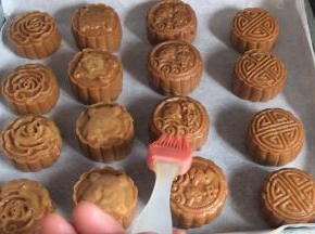 取出刷上薄薄一层蛋黄液，再放回烤箱160度烤20分钟