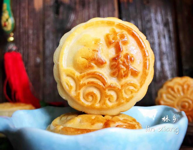 莲蓉肉松蛋黄月饼