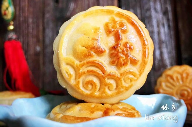 莲蓉肉松蛋黄月饼