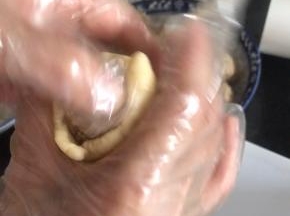 用手虎口处托起饼皮，慢慢转着向上收口