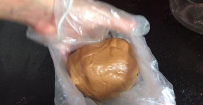 装入保鲜袋中，放冰箱冷藏醒面2小时以上