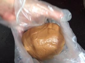 装入保鲜袋中，放冰箱冷藏醒面2小时以上