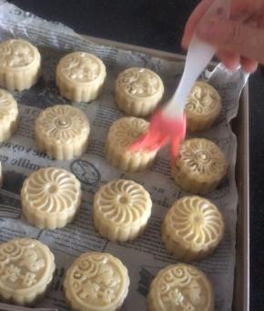 取出刷上一层薄薄的蛋黄液，再放回烤箱160度烤20分钟即可