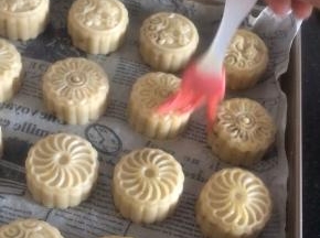 取出刷上一层薄薄的蛋黄液，再放回烤箱160度烤20分钟即可