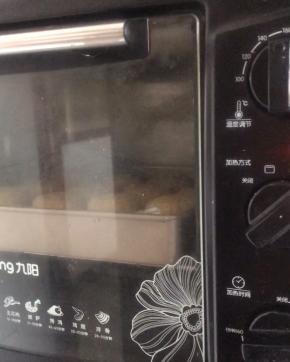 放入提前预热好的烤箱中层，180度烤8分钟