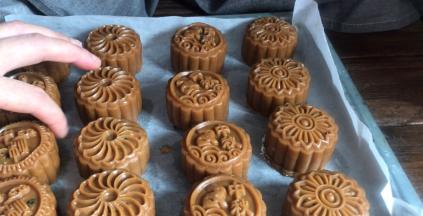 倒扣在铺好油纸的烤盘上，按压脱模（同时200度预热烤箱10分钟）