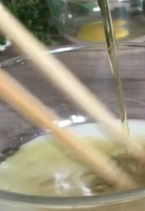 加入花生油，充分拌匀至看不到油珠