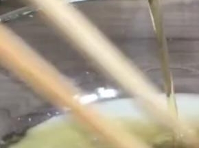 加入花生油，充分拌匀至看不到油珠