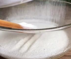 筛入面粉拌成絮状，用手翻压成面团