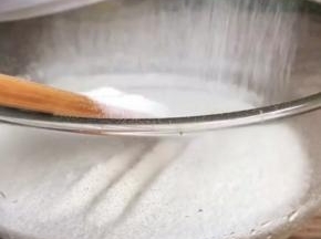 筛入面粉拌成絮状，用手翻压成面团