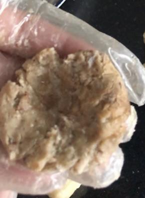 把莲蓉肉松馅称20克一个，捏成薄饼状