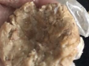 把莲蓉肉松馅称20克一个，捏成薄饼状