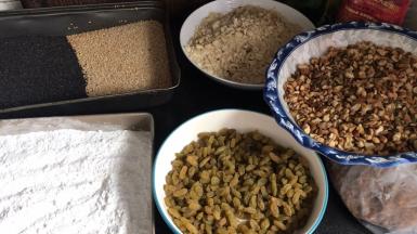 把果仁分别放入烤箱烤熟，粗的掰碎点即可（200度烤8分钟左右）葡萄干洗净后用厨房纸巾吸干水分，糯米粉也放烤箱180度烤10分钟