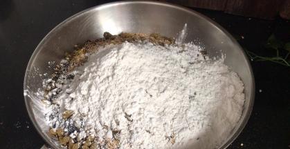 最后再加入糯米粉，充分翻拌均匀