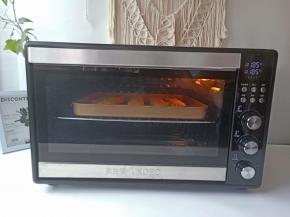 放入预热好的烤箱中层上下火180度烤5分钟。