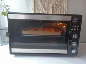 放入预热好的烤箱中层上下火180度烤5分钟。