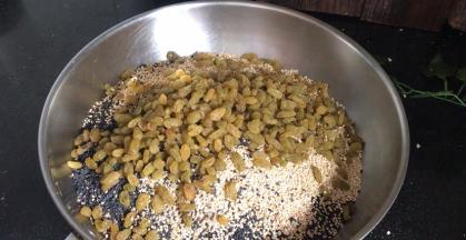 依次把所有的果仁全部放入容器中，再加入葡萄干