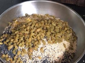 依次把所有的果仁全部放入容器中，再加入葡萄干