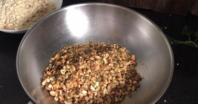 备一个大点的不锈钢容器，先把粗点的果仁倒入容器中