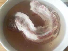 肥瘦适中的五花肉清水浸泡一小时去血水