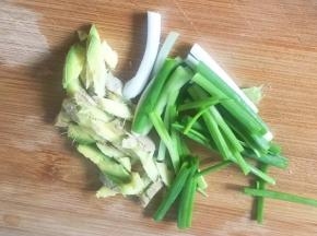 葱、姜切段备用